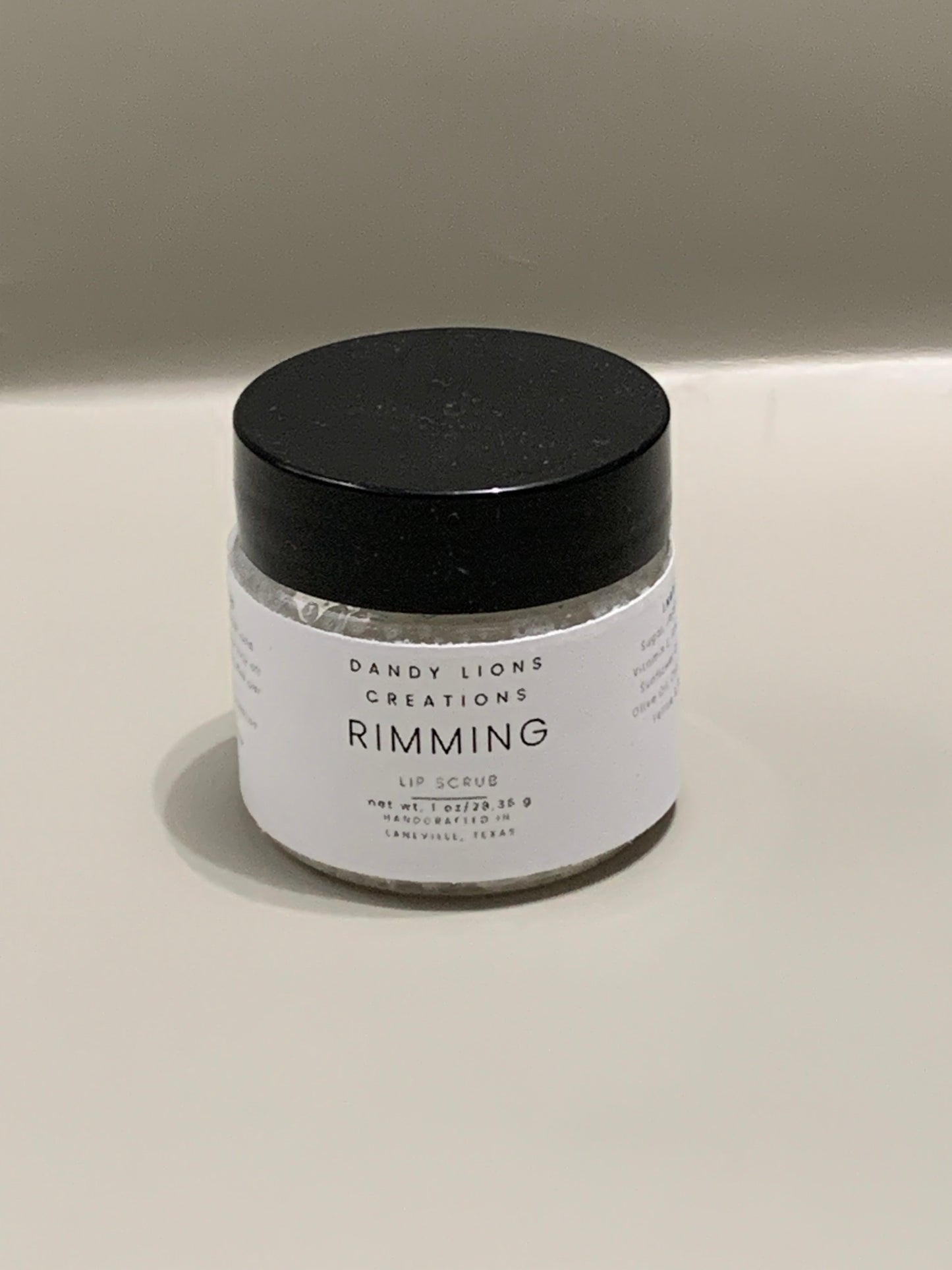 Rimming lip scrub